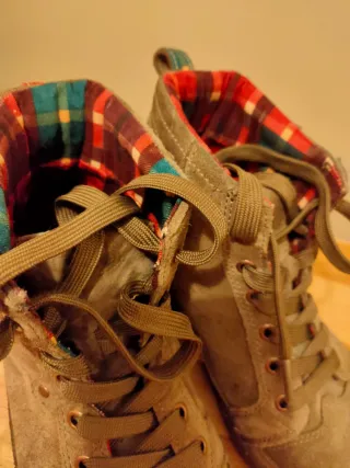 Botines de montaña ante mujer