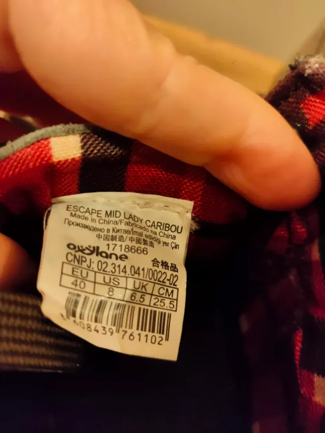 Botines de montaña ante mujer