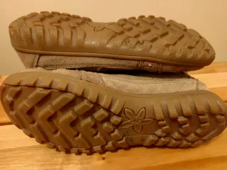 Botines de montaña ante mujer