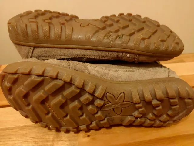 Botines de montaña ante mujer