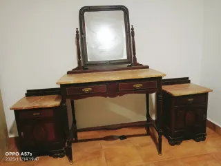 Tocador antiguo con 2 mesitas de mármol