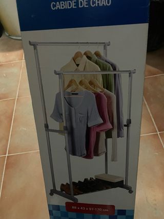 Guardaroba in metallo e plastica