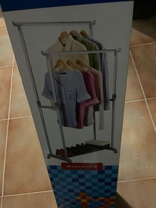 Guardaroba in metallo e plastica