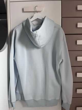 Sudadera con capucha azul turquesa. Bershka. 1