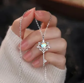 Colgante Plata Ley Corazón Llave y una Moissanita