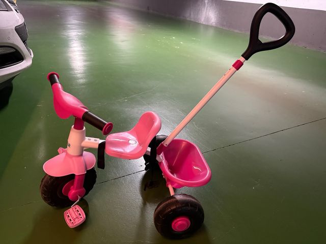 Triciclo infantil rosa con empujador