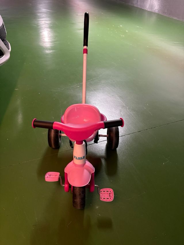 Triciclo infantil rosa con empujador