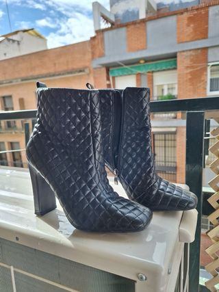 Botines negros acolchados tacón alto