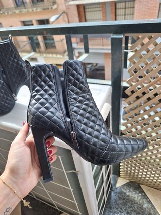 Botines negros acolchados tacón alto
