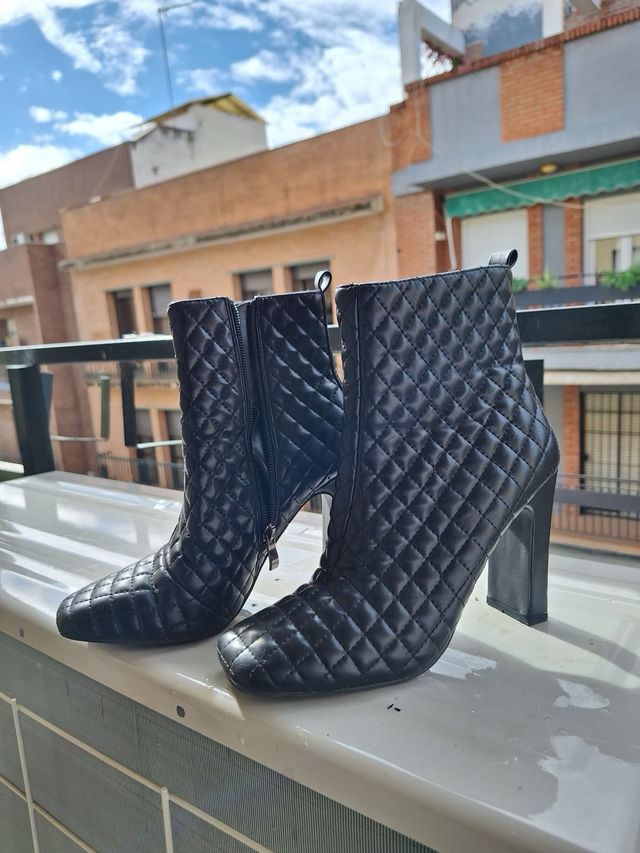 Botines negros acolchados tacón alto
