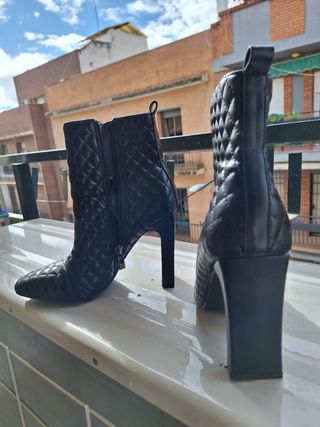 Botines negros acolchados tacón alto