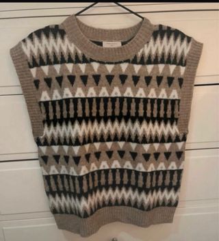 Chaleco de punto con estampado geométrico