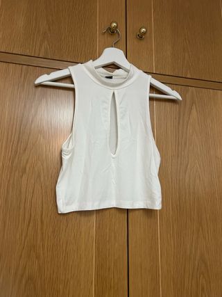 Top blanco sin mangas con abertura