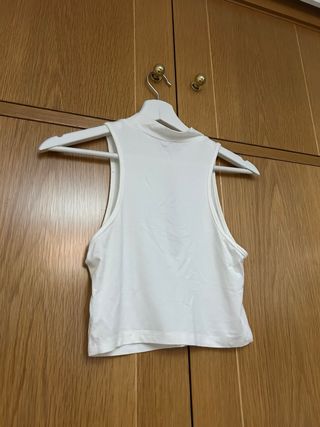 Top blanco sin mangas con abertura