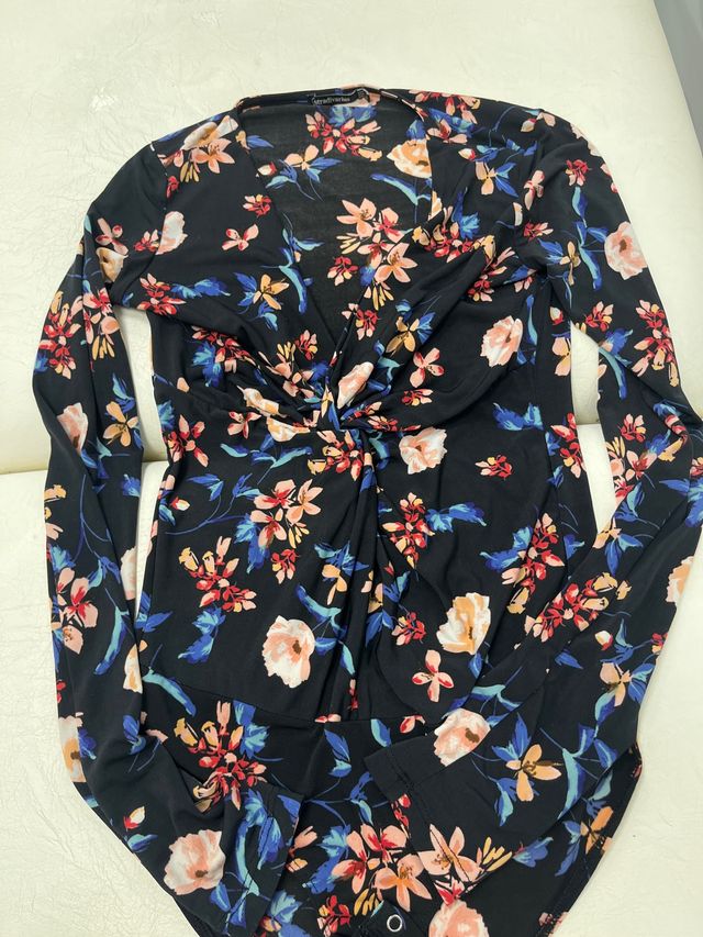 Bodi Stradivarius estampado floral