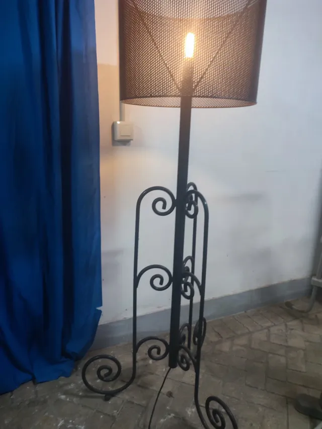 Lámpara de pie de metal gris