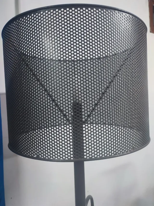 Lámpara de pie de metal gris