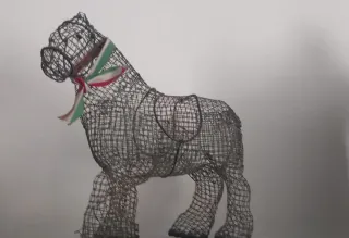 Cavallo in filo di ferro decorato