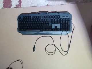 Tastiera, mouse e cuffie da gioco nere