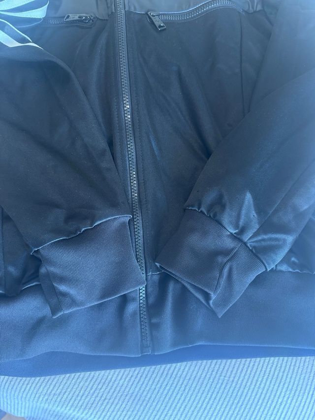 Sudadera Adidas Negra con Rayas Blancas