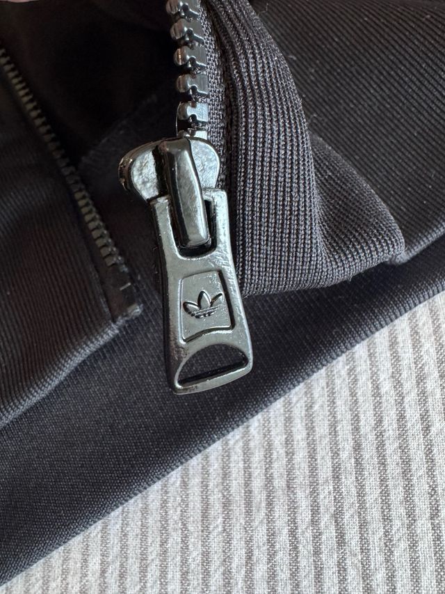 Sudadera Adidas Negra con Rayas Blancas