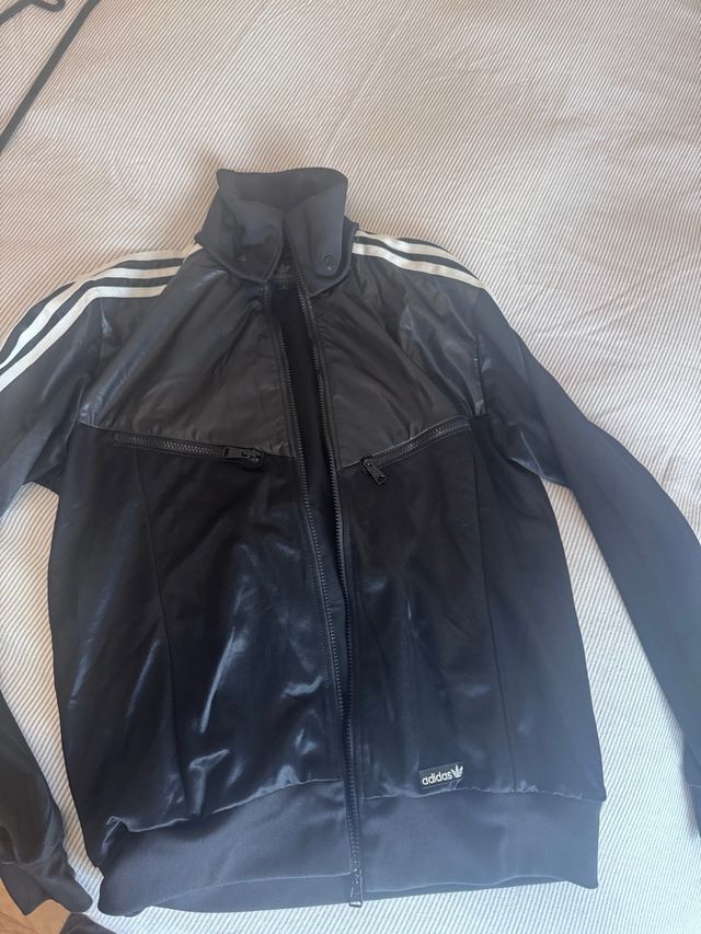 Sudadera Adidas Negra con Rayas Blancas