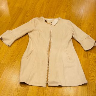 Chaqueta beige con perlas talla L.