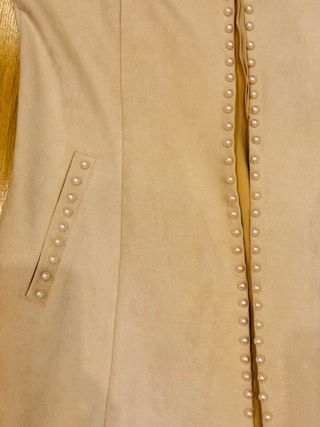 Chaqueta beige con perlas talla L.