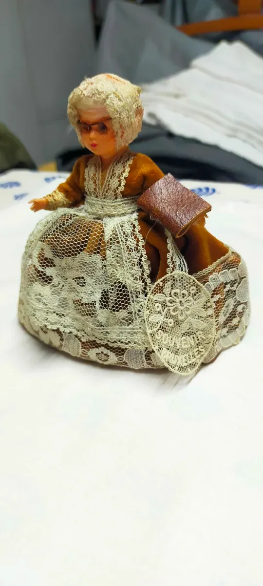 Muñeca souvenir Bruselas encaje y libro