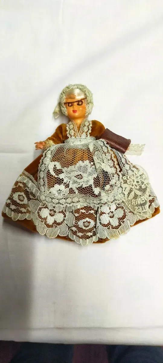 Muñeca souvenir Bruselas encaje y libro