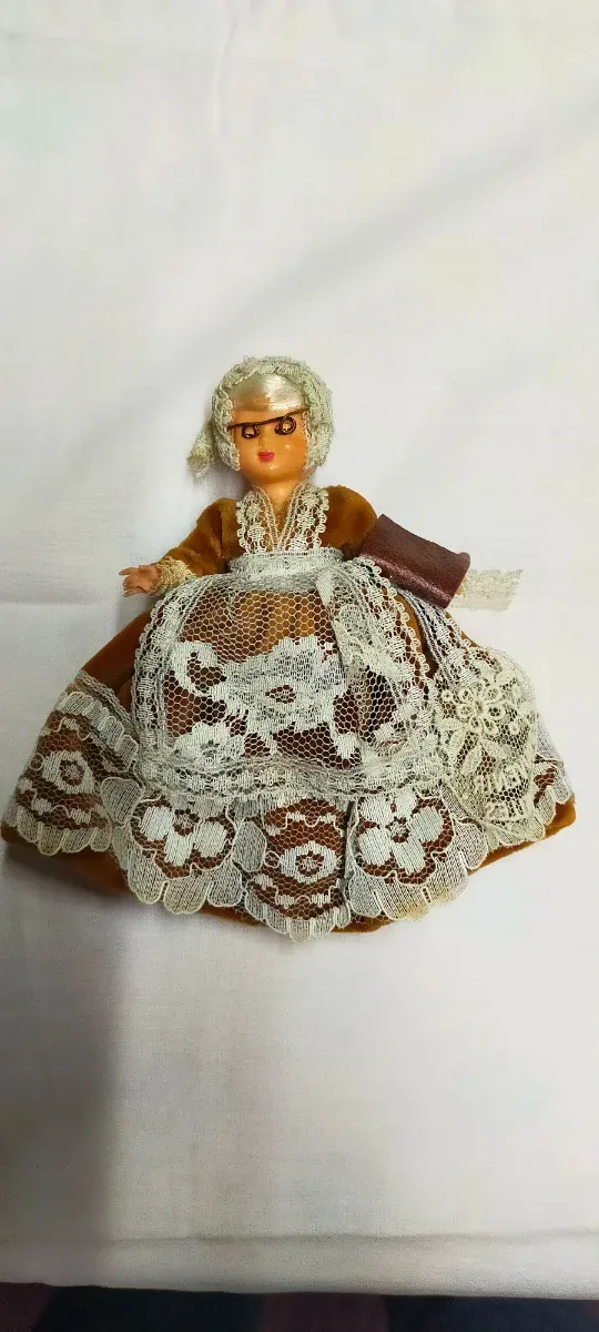 Muñeca souvenir Bruselas encaje y libro