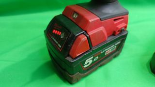 Taladro Milwaukie m18frd2 con una batería y un car