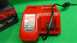 Taladro Milwaukie m18frd2 con una batería y un car