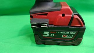 Taladro Milwaukie m18frd2 con una batería y un car