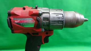 Taladro Milwaukie m18frd2 con una batería y un car