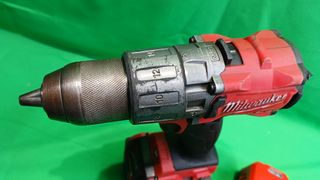 Taladro Milwaukie m18frd2 con una batería y un car