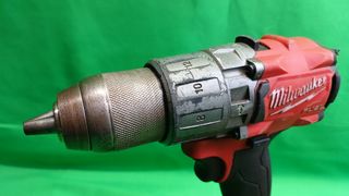 Taladro Milwaukie m18frd2 con una batería y un car