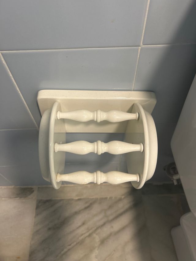 Due set di accessori da bagno bianchi