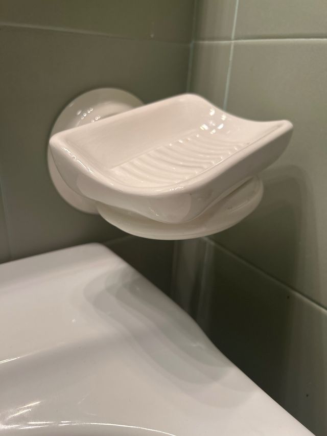 Due set di accessori da bagno bianchi