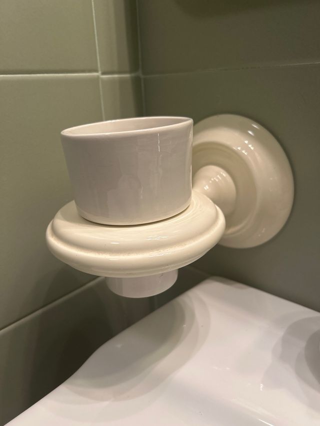 Due set di accessori da bagno bianchi