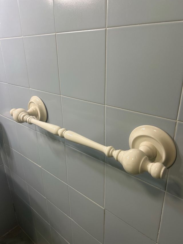 Due set di accessori da bagno bianchi