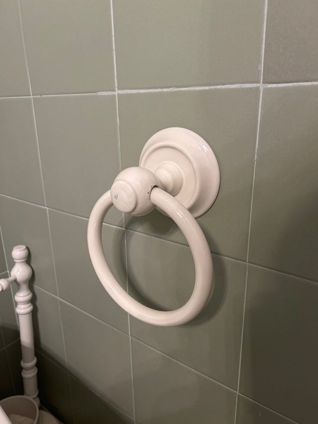 Due set di accessori da bagno bianchi