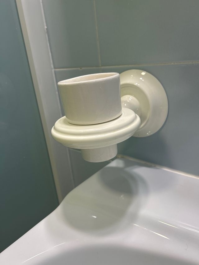 Due set di accessori da bagno bianchi