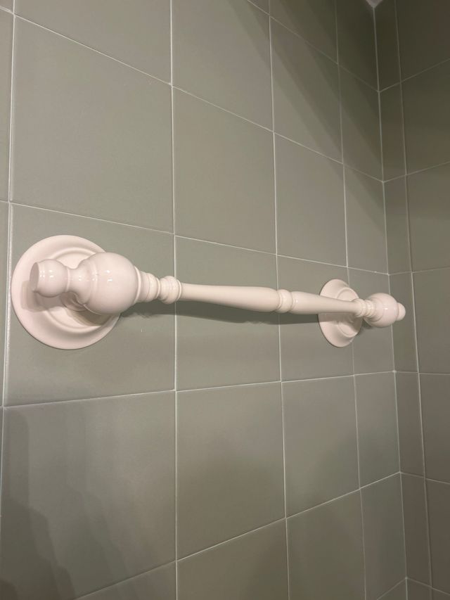 Due set di accessori da bagno bianchi