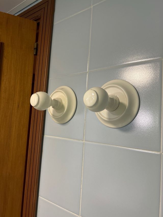 Due set di accessori da bagno bianchi