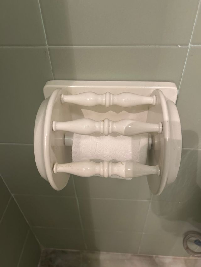 Due set di accessori da bagno bianchi