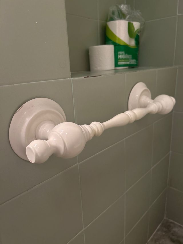 Due set di accessori da bagno bianchi