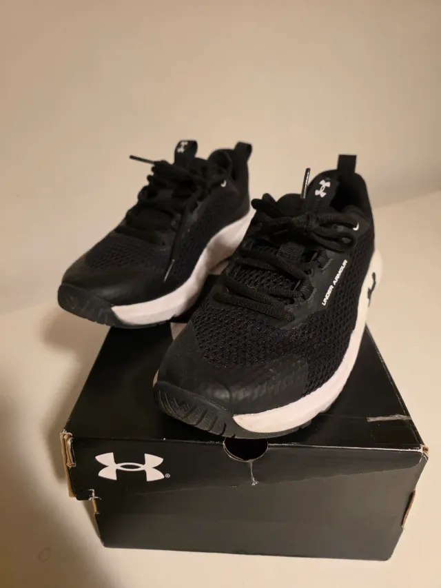 Scarpe Under Armour charged Donna Nero/Bianco