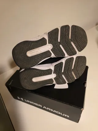 Scarpe Under Armour charged  Donna Nero/Bianco