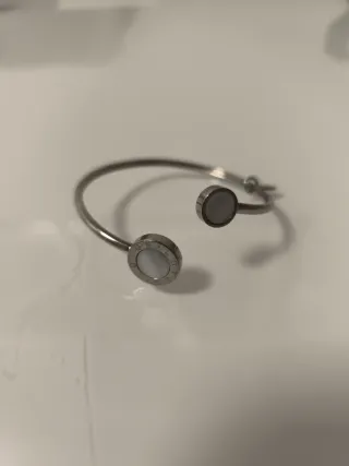 Pulsera plata con detalles blancos